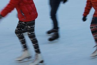 Na tenký led ve Špindlu vyrazila bruslařka s kočárkem. Šokovaní strážníci varují videem